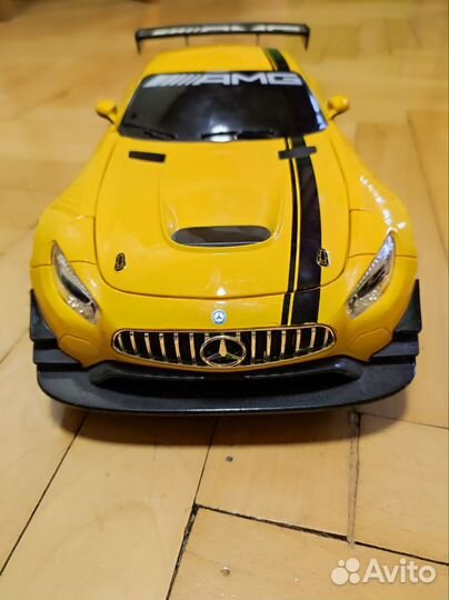 Машина-трансформер на пульте управления Бамблби