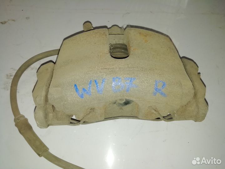 Суппорт передний левый VW Passat B7