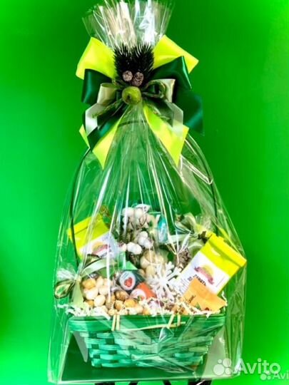 Подарочная корзина с чаем и сладостями