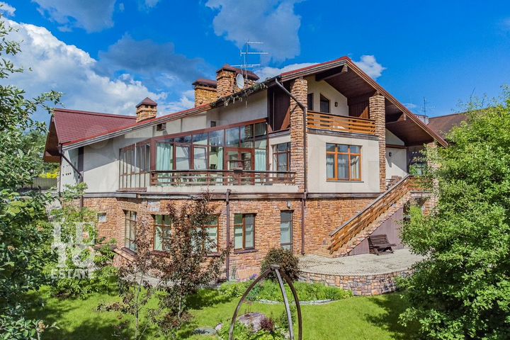 Дом 692,6 м² на участке 49,2 сот.