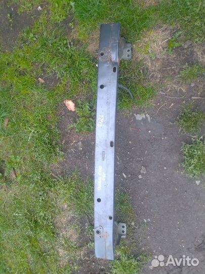 Усилитель переднего бампера Toyota Auris E150