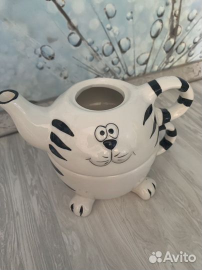 Чайник с чашкой кот
