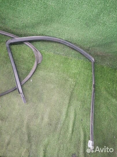 Уплотнение двери переднее левое Ford Explorer 4