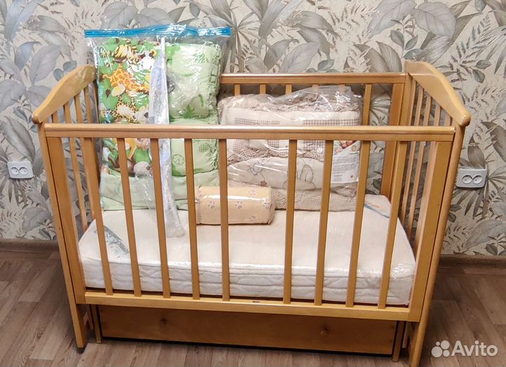 Детская кроватка с поперечным маятником и ящиком