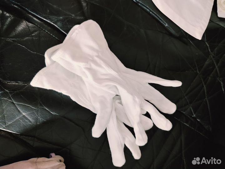 Белые перчатки официанта