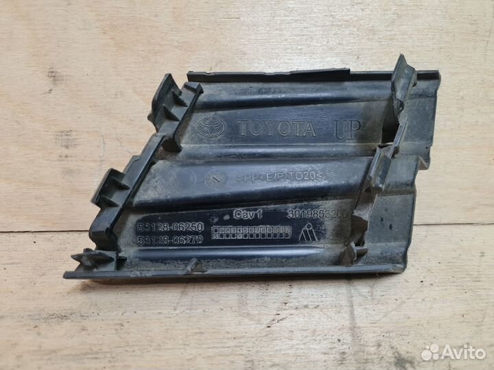 Заглушка буксировочного крюка Toyota Camry 70