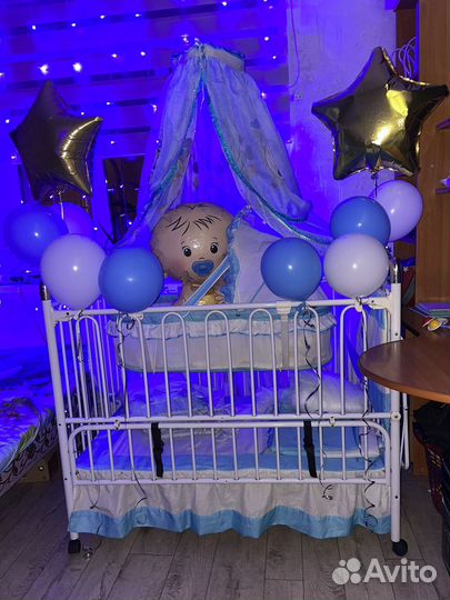 Детская кроватка на колесиках