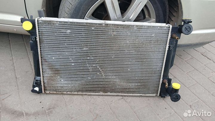 Радиатор охлаждения Тойота Авенсис 2.0 2006