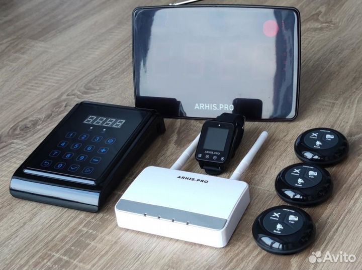 В кальян-клубы - кнопка вызова персонала и часы