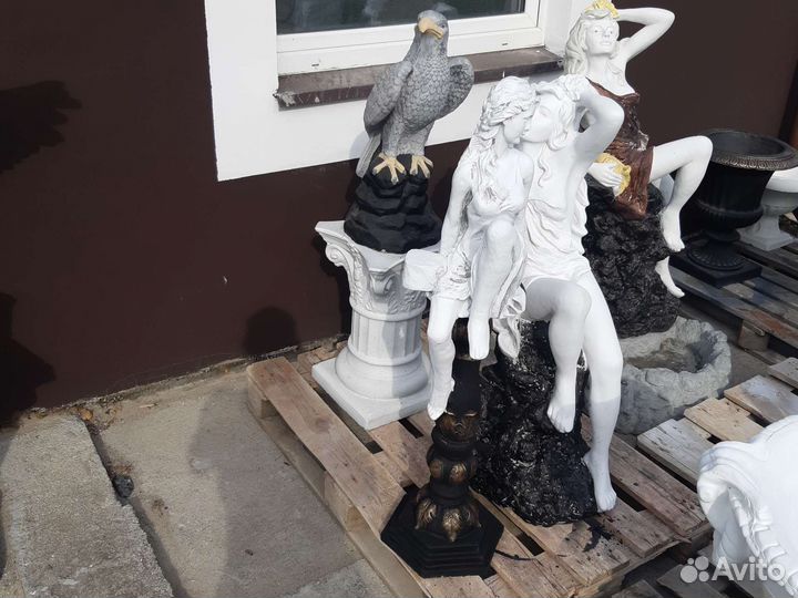 Фигура девувушка на колонне