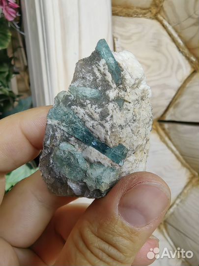 Минерал друза кристаллы аквамаринов на пегматите с