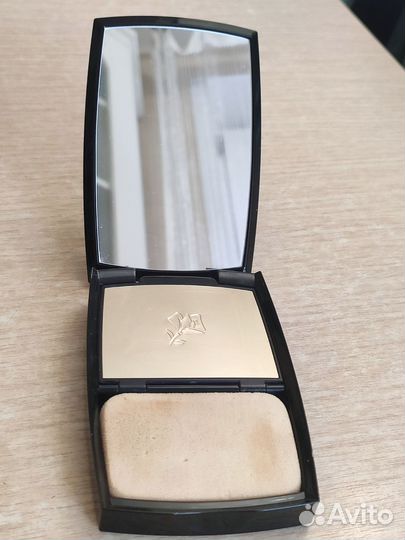 Футляры для пудры (пудреницы)