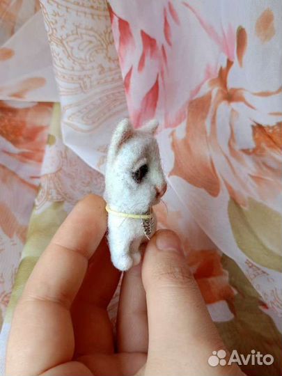 Брошка белый кот