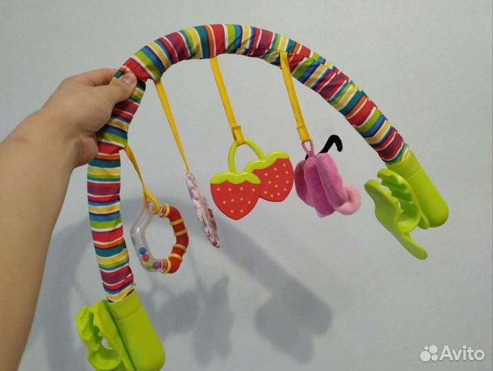 Дуга с игрушками на коляску