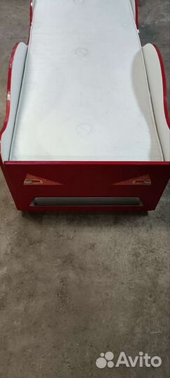 Детская кровать с бортиком и матрасом