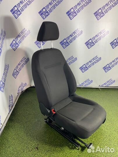 Сиденье переднее левое Volkswagen Jetta седан 1.4