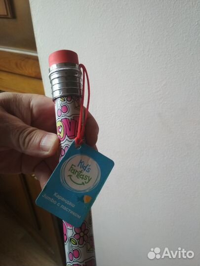 Огромный новый карандаш