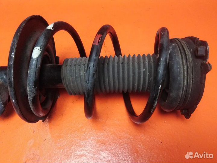 Стойка амортизатора передняя левая Nissan