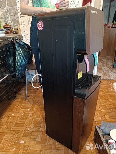 Кулер для воды напольный