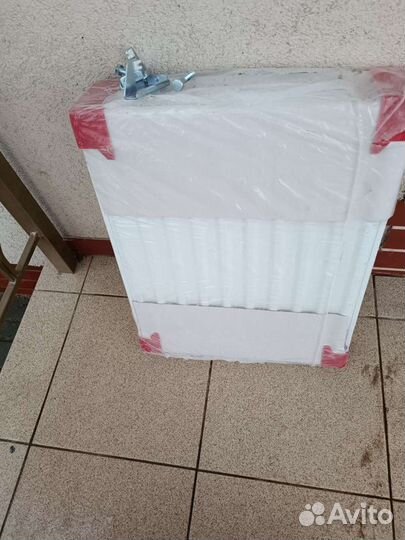 Биметаллический радиатор новый, подключение с боку