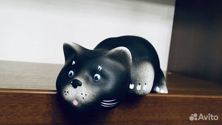 Кот на полку статуэтка