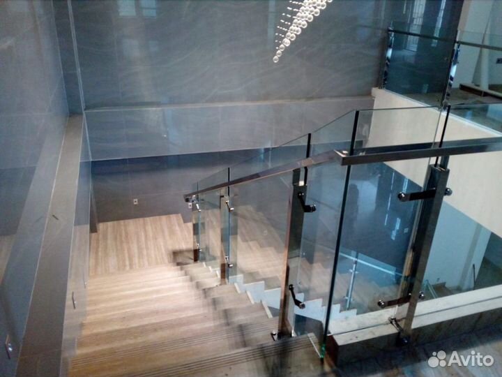 Стеклянные ограждения лесниц