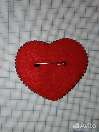 Брошь ручной работы из бисера