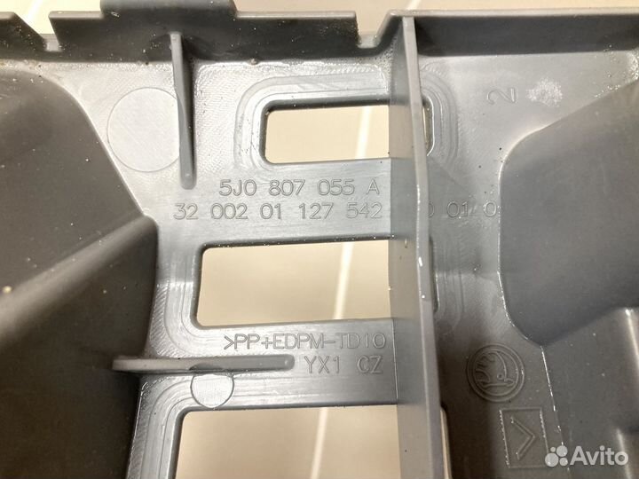 Кронштейн перед бампера левый Skoda Fabia 2010-15