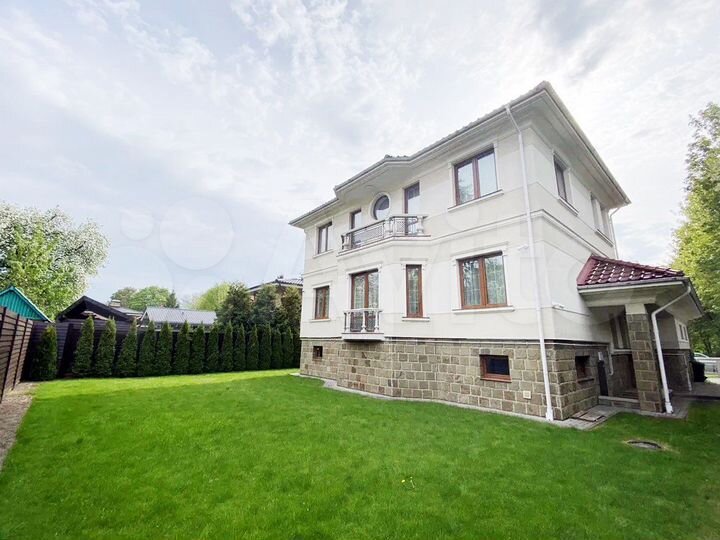 Дом 349,2 м² на участке 6,6 сот.