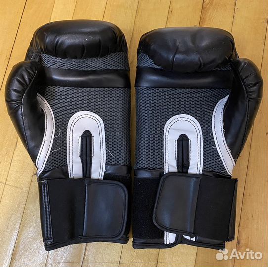 Спортивные принадлежности, перчатки, шлем