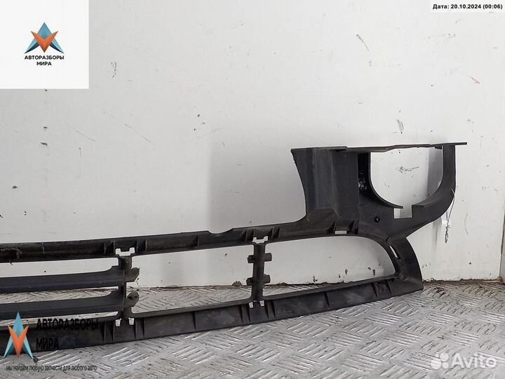 Заглушка (решетка) в бампер BMW 3 E46 рест. 2003