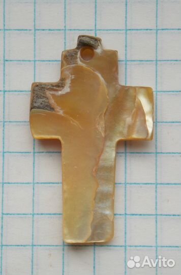 Нательный крестик из ракушки