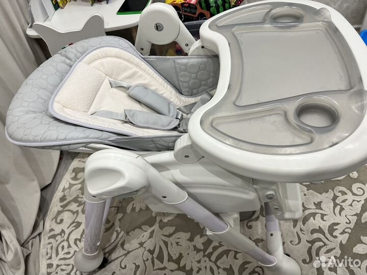 Стульчик для кормления с маятником