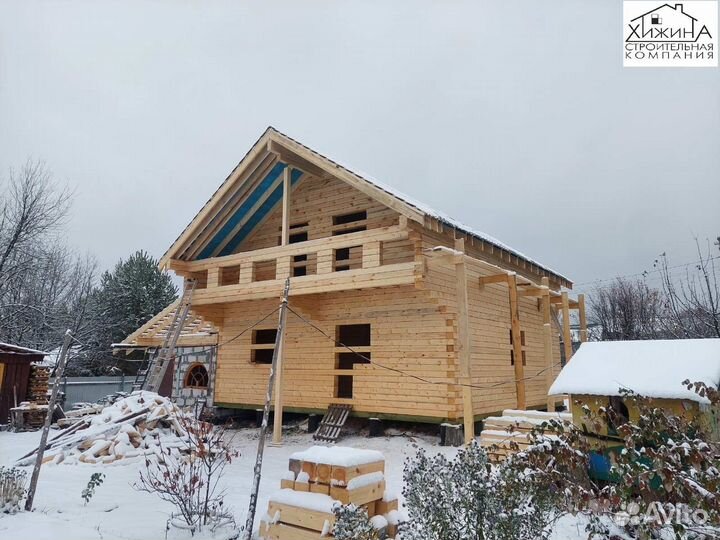 Дома срубы из бруса 9х9 с крыльцом и балконом и