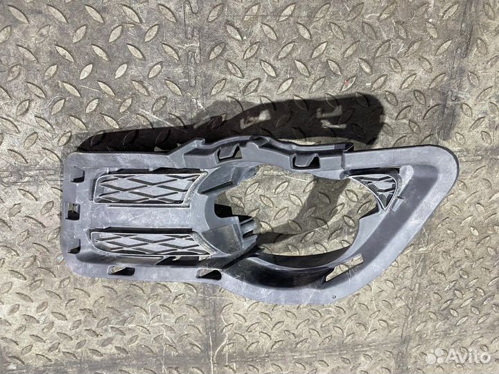 Решетка в бампер противотуманной фары левая