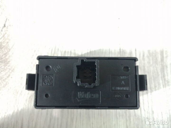 Кнопка аварийной сигнализации Renault sandero step