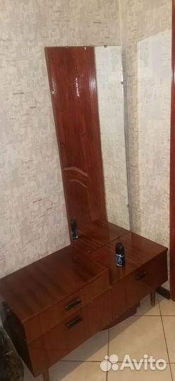 Трюмо с зеркалом