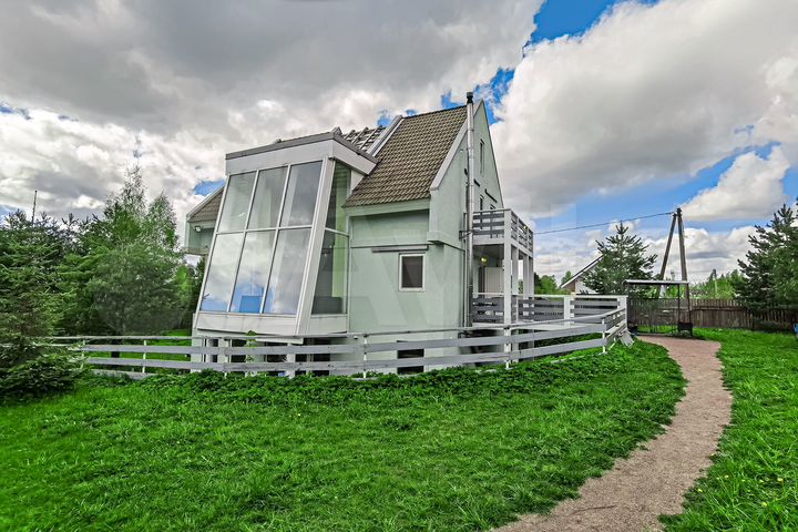 Коттедж 301 м² на участке 18 сот.