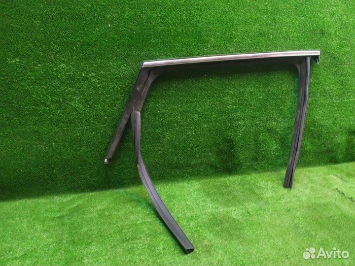 Направляющая стекла задняя правая Skoda Karoq