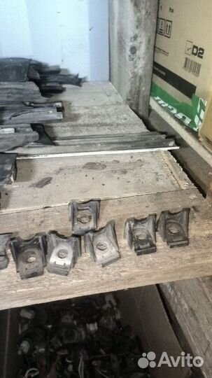 Кронштейн фары нижний Audi