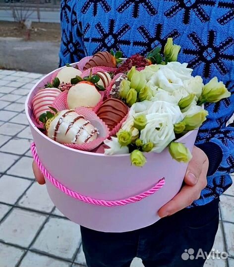 Клубника в шоколаде с цветами