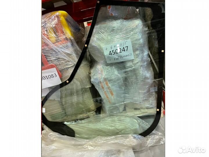 Стекло боковое правое гнутое JCB