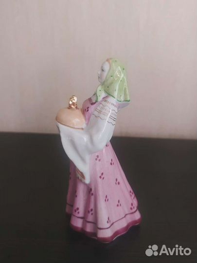 Девушка с караваем Дулево