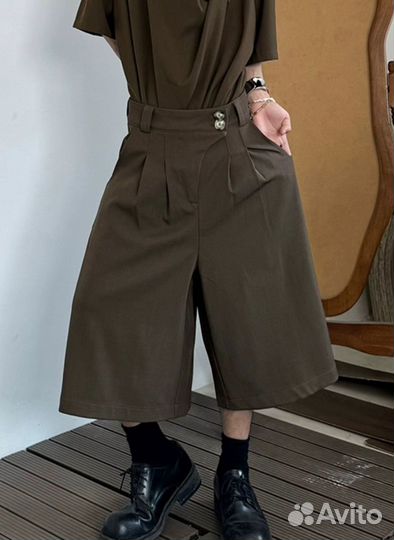 Широкие шорты классического кроя