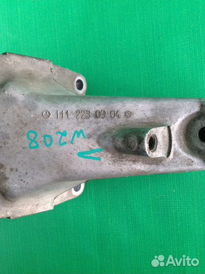 Кронштейн крепления двигателя правый Mercedes w208