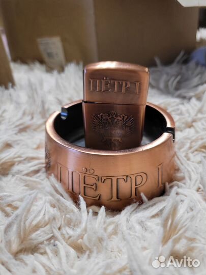 Пепельница и бензиновая зажигалка