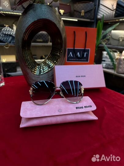 Солнцезащитные очки Miu Miu