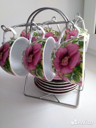 Чайные чашки на подставке