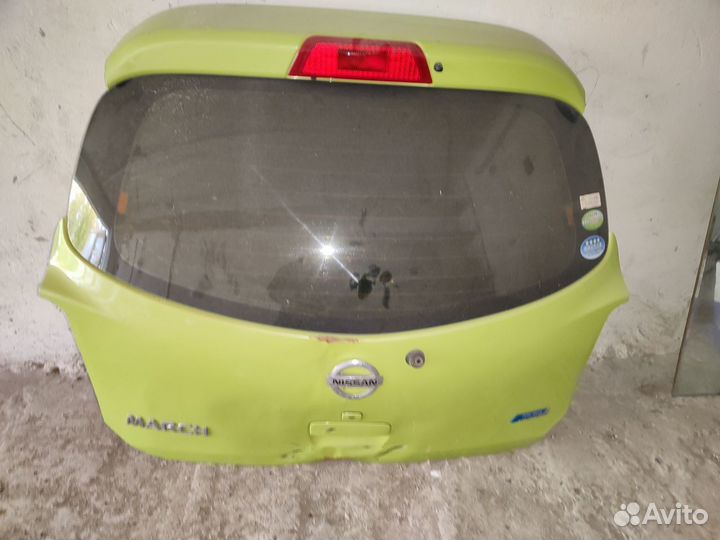 Заднее стекло Nissan MarchK13