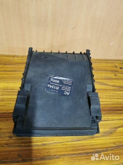 Крышка блока предохранителей передняя Volkswagen